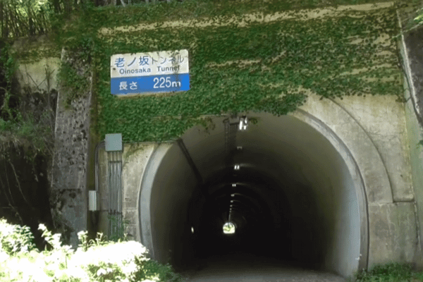 京都府の老ノ坂トンネルの歩道側の入り口の写真