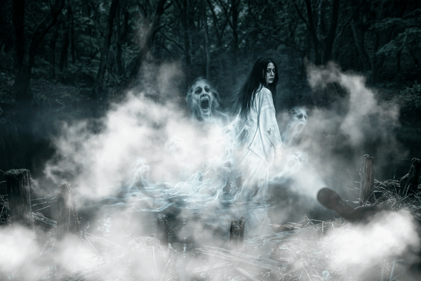 釈迦ヶ池に出現するという白い服の女性の幽霊（イメージ）